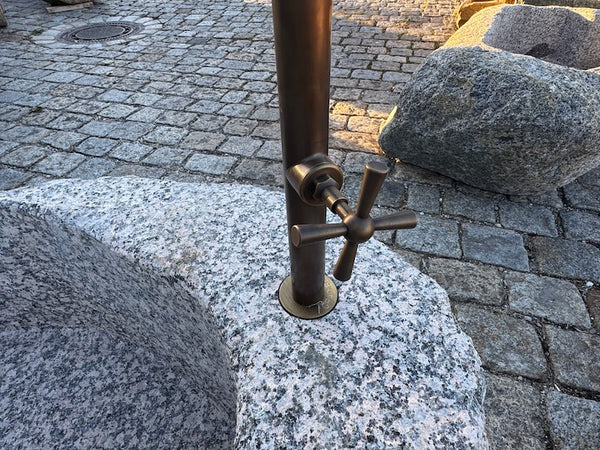 Findlingsbrunnen grau Handrad