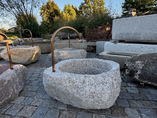 Findlingsbrunnen grau Oberfläche