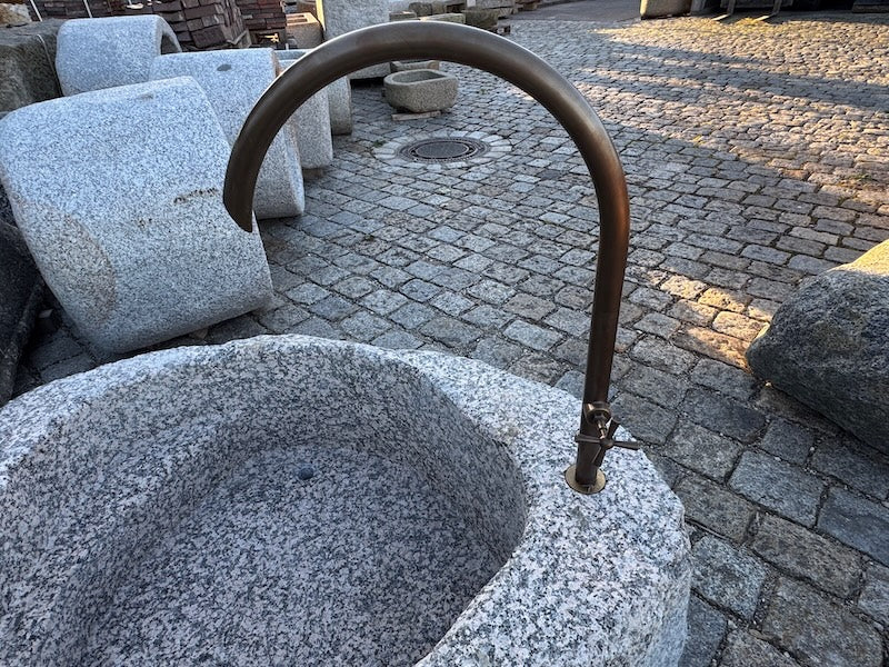 Findlingsbrunnen grau Wassereinlauf