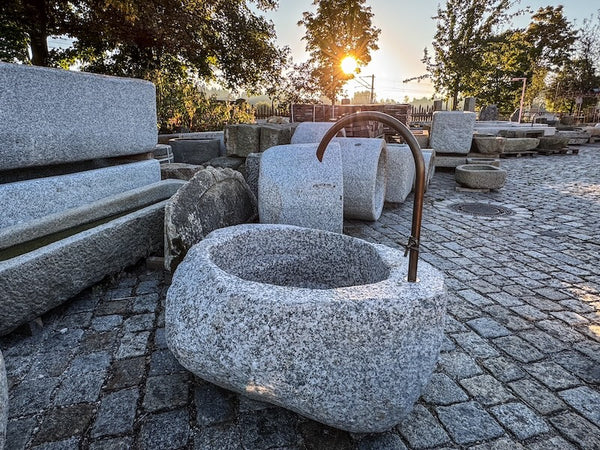 Findlingsbrunnen grau