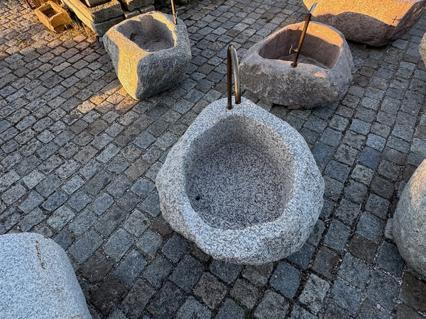 Findlingsbrunnen grau mit schwarzen Basalteinschlüssen
