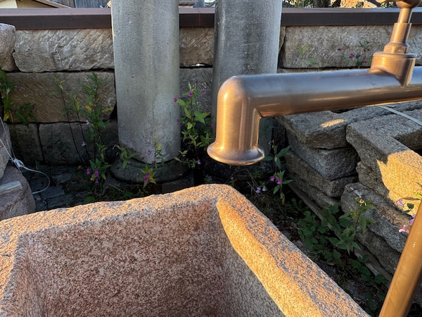Granitbrunnen mit wasserhahn