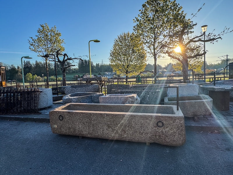 großer Natursteinbrunnen