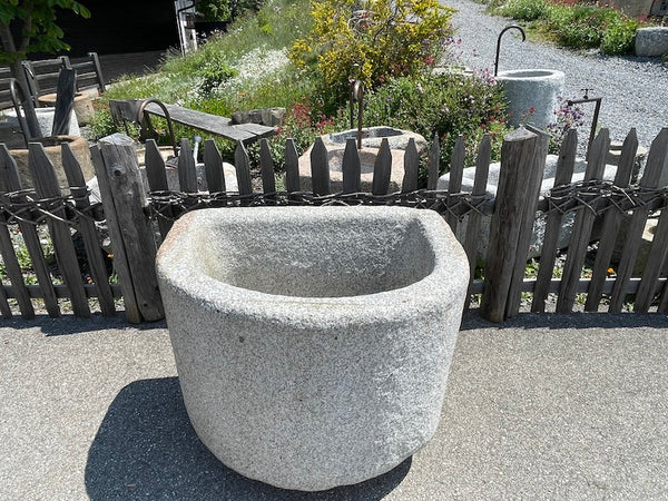 Steinbrunnen groß aus Granit