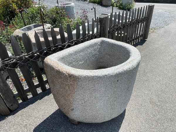 Steinbrunnen groß mit Wasserhahn