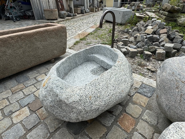 Nordischer Findlingsbrunnen grau