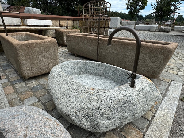 Nordischer Findlingsbrunnen Wassereinlauf