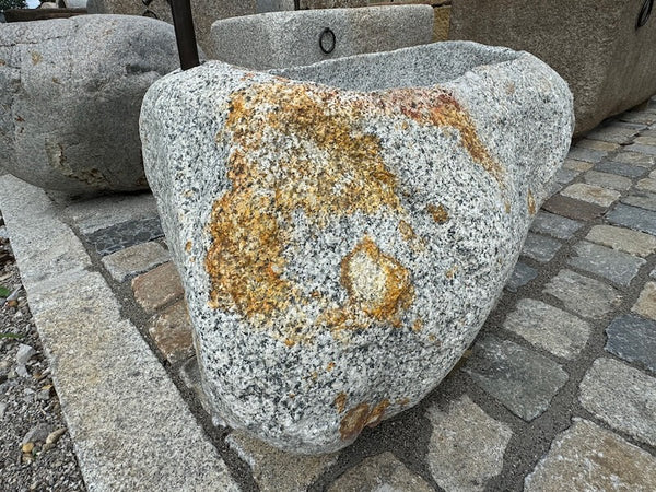 Oberfläche Findlingsbrunnen