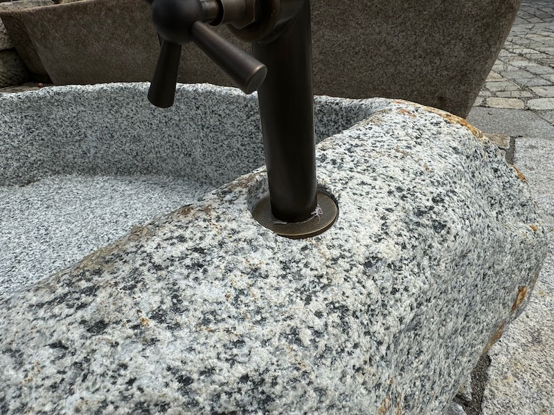 Nordischer Findlingsbrunnen mit Handrad