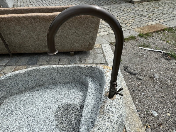 Nordischer Findlingsbrunnen Wasserauslauf