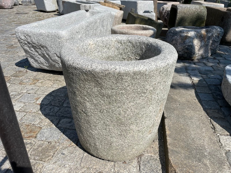Grobkörniger Granitbrunnen rund Ansicht von oben