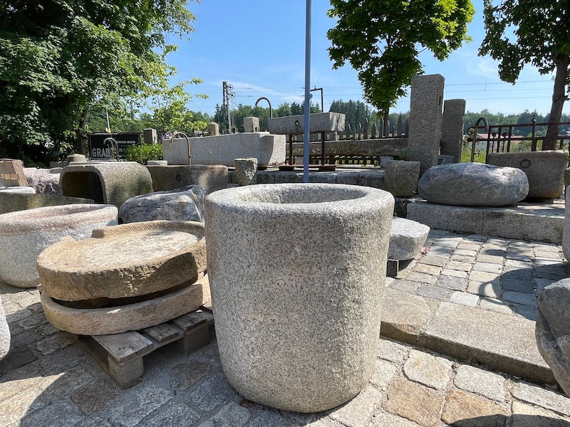 Grobkörniger Granitbrunnen rund seitenansicht