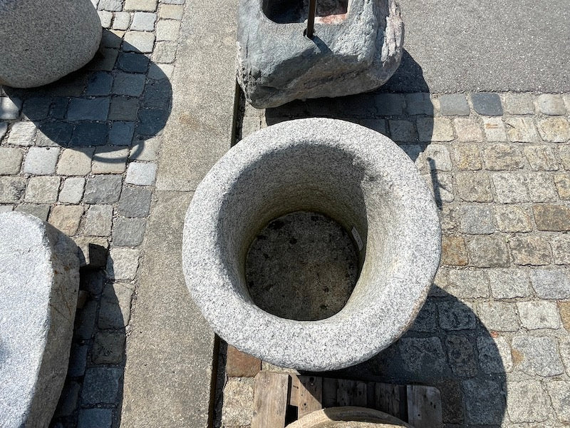 Grobkörniger Granitbrunnen rund verschiedene Durchmesser und Größen