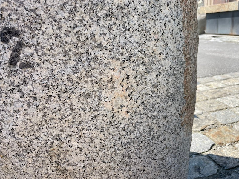 Oberfläche Grobkörniger Granitbrunnen rund