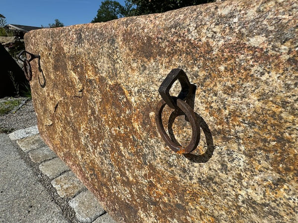 alter Brunnen klein mit Metallring