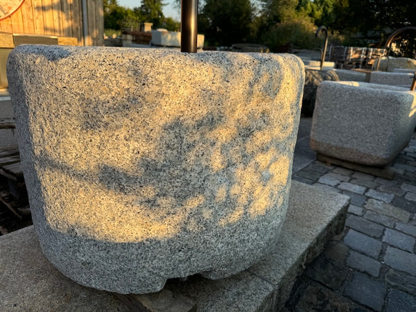 Gartenbrunnen rund Seitenansicht