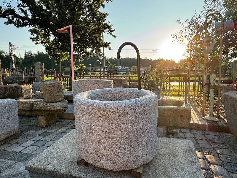 Gartenbrunnen rund heller Granit