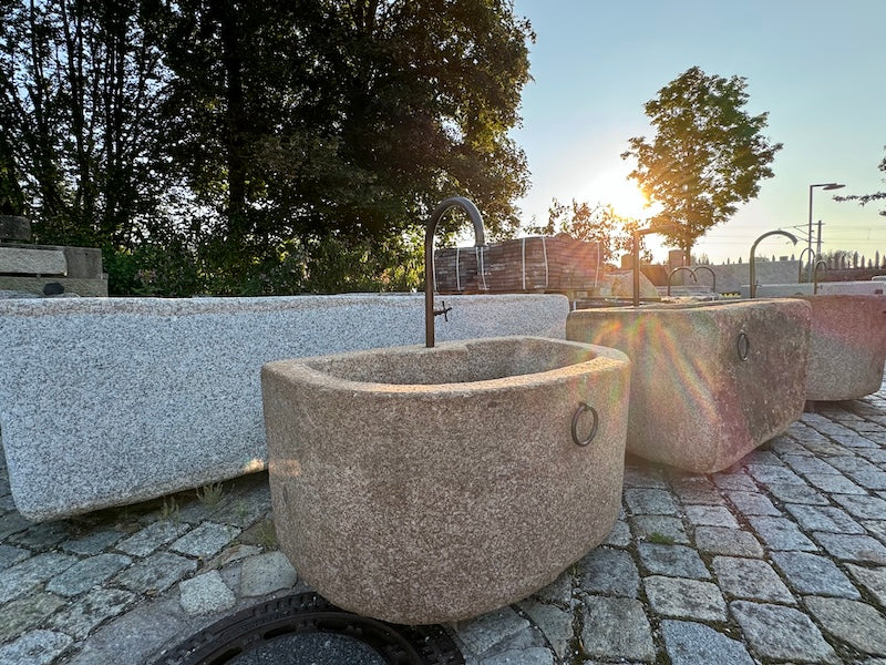 halbrunder Granitbrunnen gefärbt 