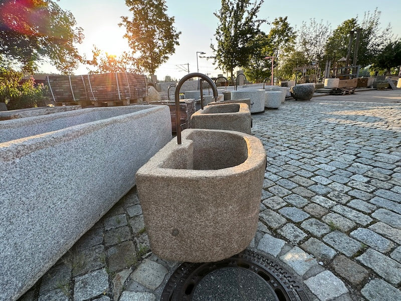 Halbrunder Granitbrunnen gefärbt