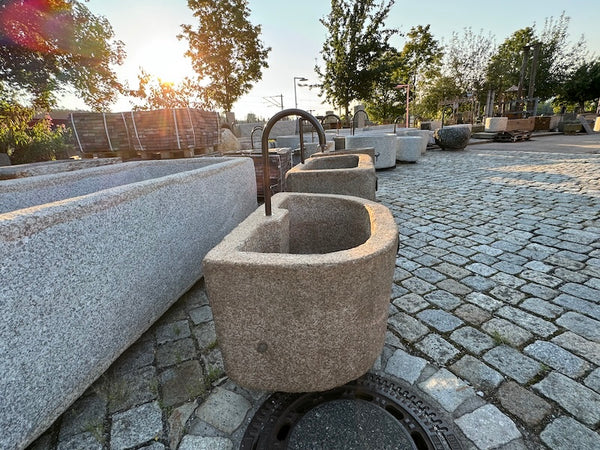 Halbrunder Granitbrunnen gefärbt