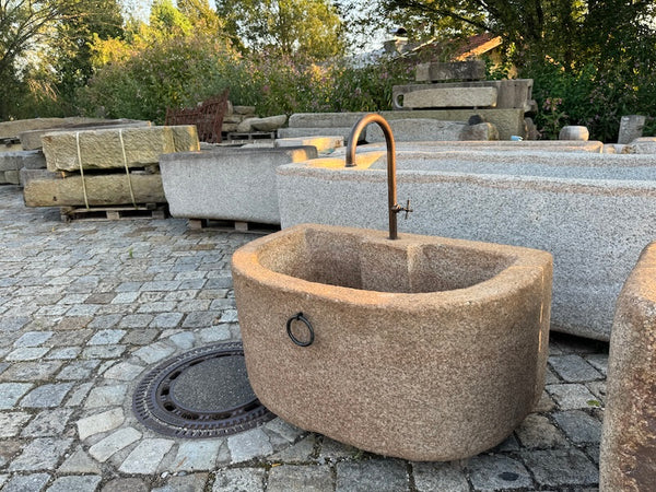 halbrunder granitbrunnen oberfläche