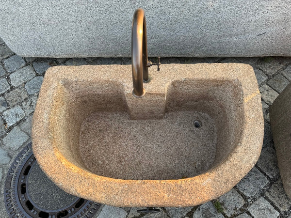 halbrunder Granitbrunnen gefärbt vorderansicht