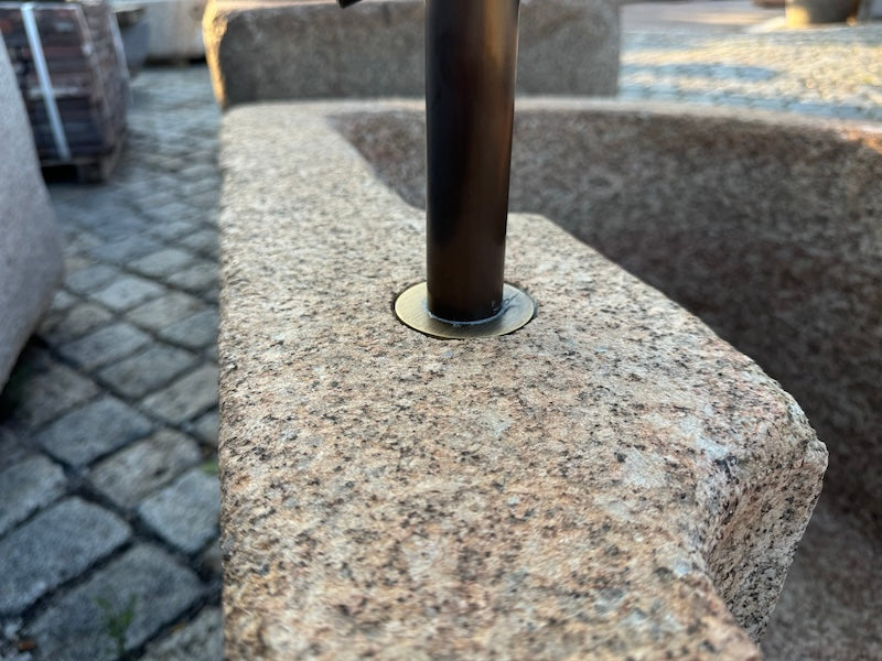 Halbrunder Granitbrunnen gefärbt