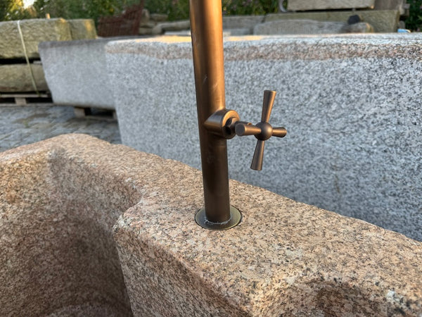 Halbrunder Granitbrunnen gefärbt