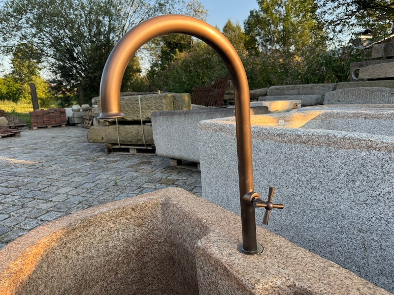 Halbrunder Granitbrunnen gefärbt