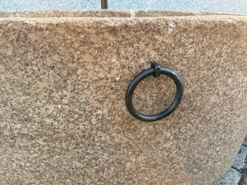 halbrunder Granitbrunnen gefärbt mit Wassereinlauf