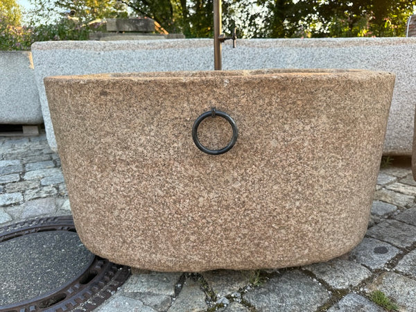 Halbrunder Granitbrunnen gefärbt