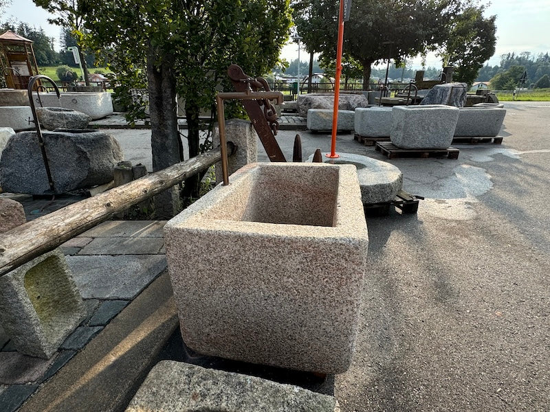 Steinbrunnen mit feiner und grober Naturoberfläche