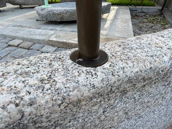 Halbrunder Granitbrunnen mit Wassereinlauf