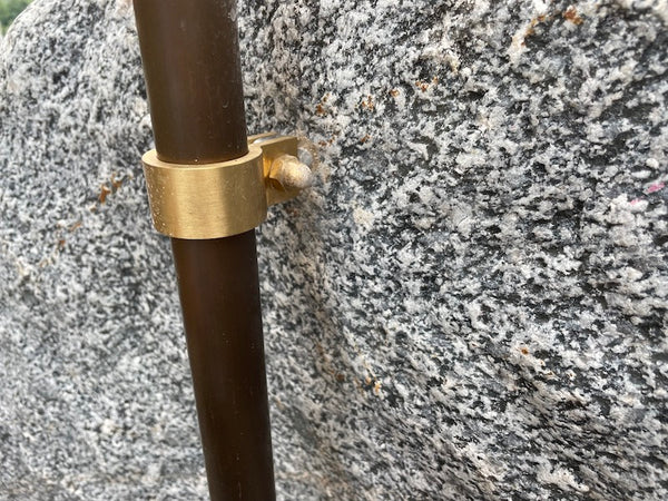 Findlingsbrunnen aus grauem Granit