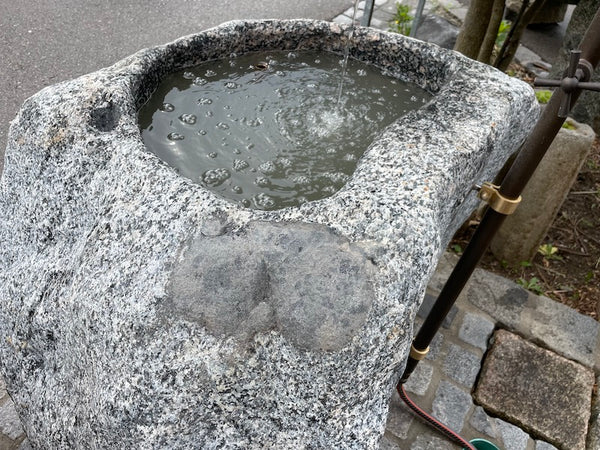 Findlingsbrunnen Wasserauslauf