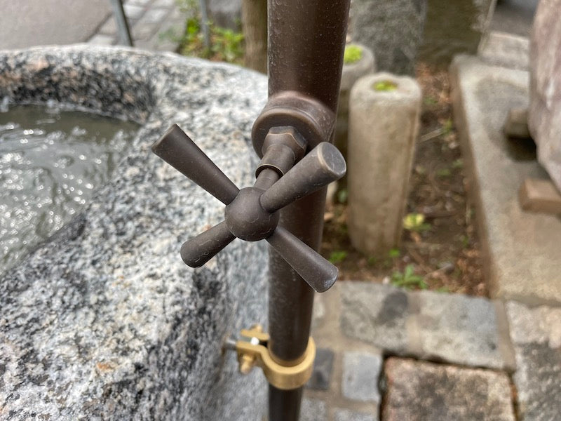 Findlingsbrunnen aus grauem Granit Handrad