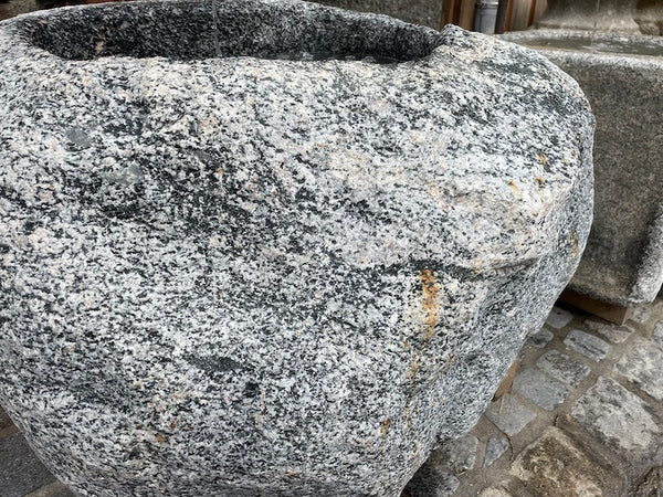 feine Oberfläche Findlingsbrunnen