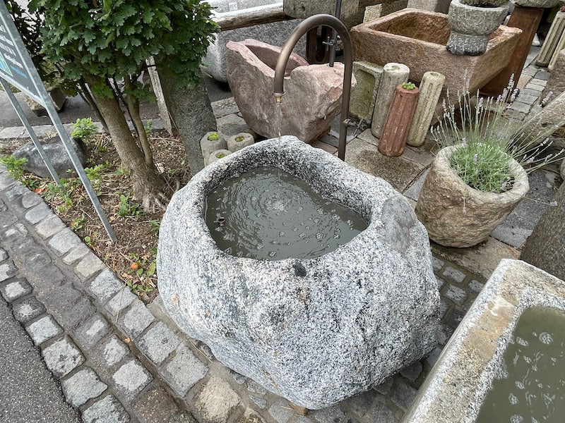 grauer Findlingsbrunnen Seitenansicht