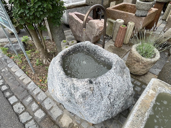 grauer Findlingsbrunnen Seitenansicht