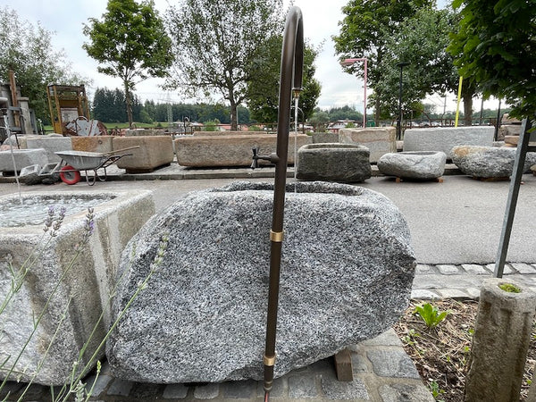 Findlingsbrunnen aus grauem Granit Rückansicht