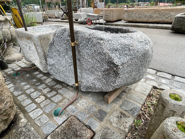 Findlingsbrunnen aus grauem Granit
