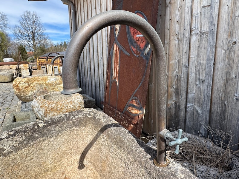 Alter Brunnen mit Wasserhahn