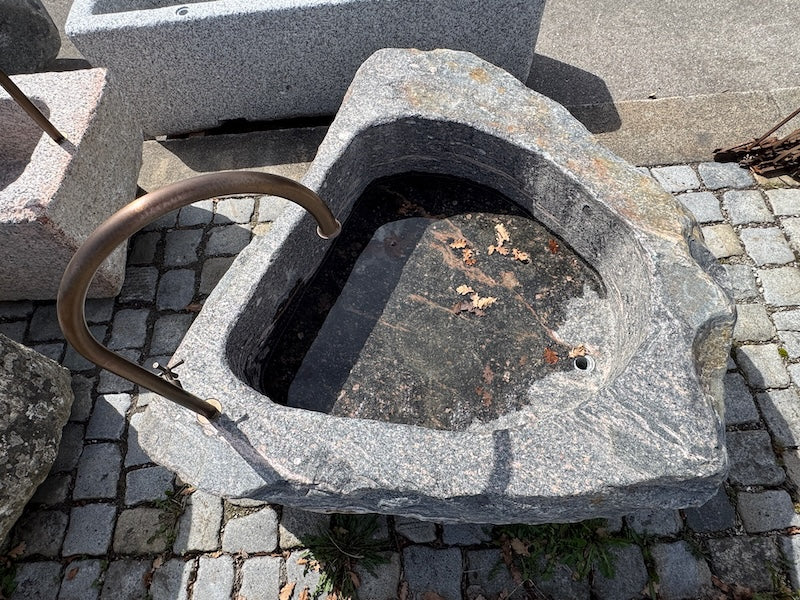 Findlingsbrunnen XL grau