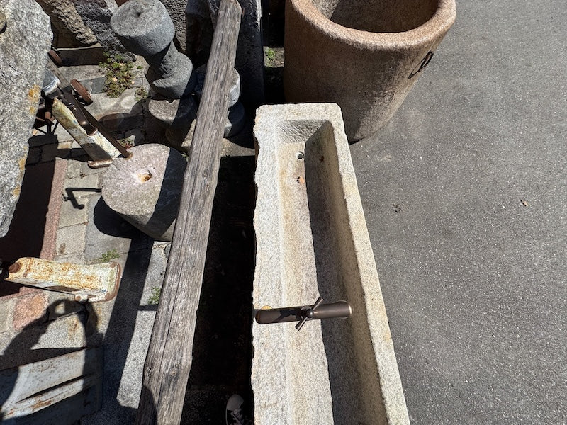 Granit Steintrog als Gartenbrunnen