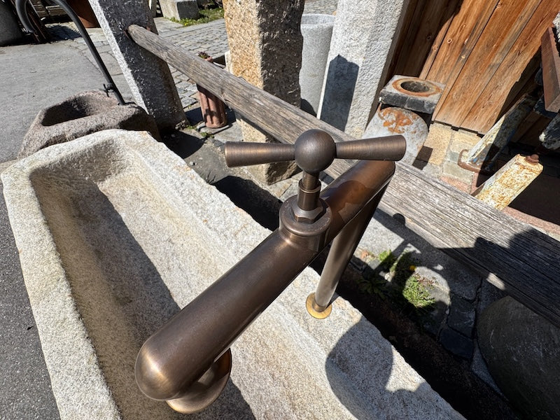 Granitsteintrog mit Wasserhahn