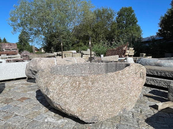 Findlingsbrunnen mit Wassereinlauf grau/rosa