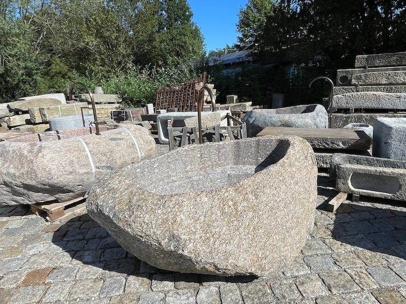 Findlingsbrunnen mit Wassereinlauf grau/rosa kaufen