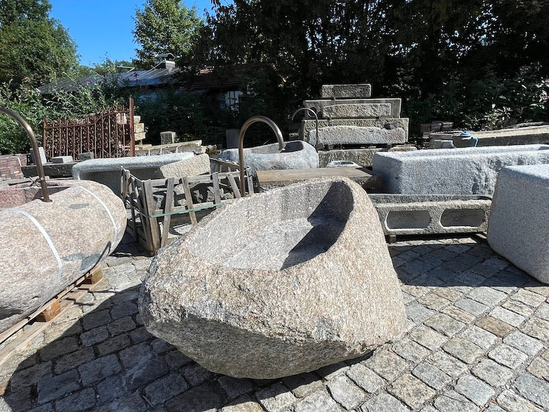 Findlingsbrunnen mit Wassereinlauf grau/rosa