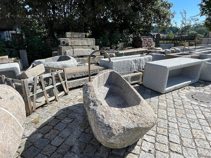 Findlingsbrunnen mit Wassereinlauf grau/rosa