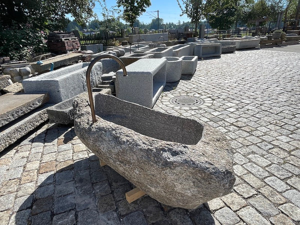 Findlingsbrunnen mit Wassereinlauf grau/rosa